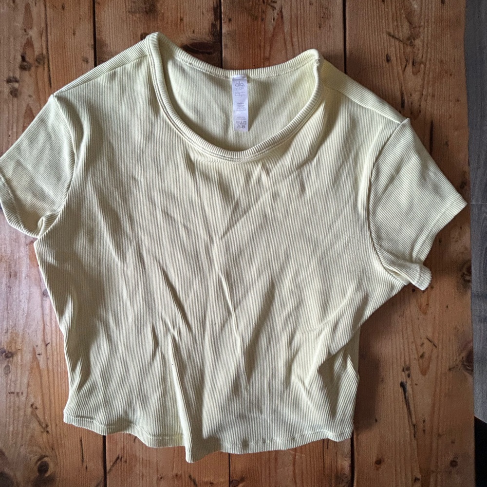 ALO Yoga Light Yellow Short Sleeve Crop Tee